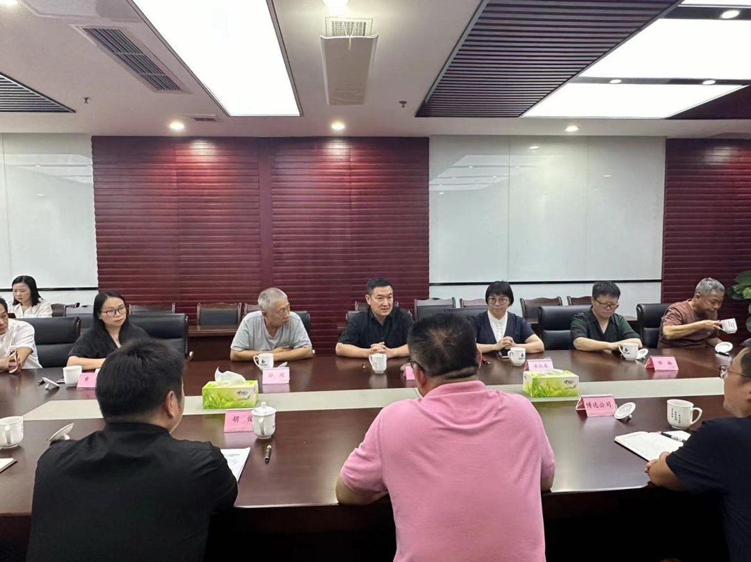 9月3日，四川美術(shù)學(xué)院黨委常委、副院長王朝剛一行蒞臨我司。此次來訪圍繞四方塊文旅商業(yè)街區(qū)項目建設(shè)進行指導(dǎo).png